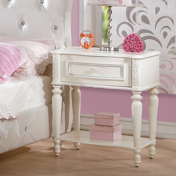 Dorothy Nightstand with 1 Drawer